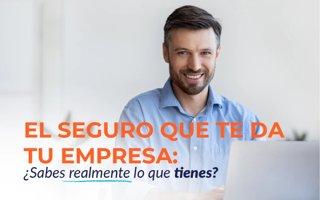 Empleado revisando la cobertura de su seguro de gastos médicos, vida y auto proporcionado por su empresa para entender mejor sus beneficios y protección financiera.